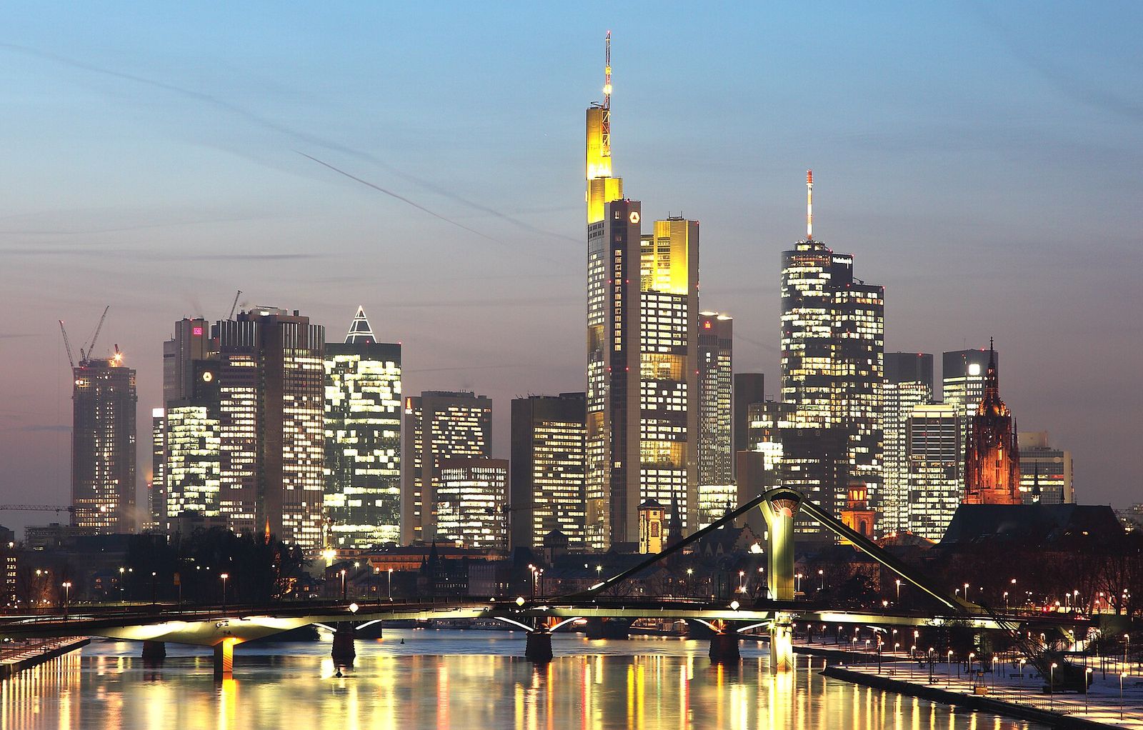 Frankfurter Innenstadt bei Tag mit Büro- und Bankgebäuden als Standortmotiv der Redaktion